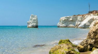 Vendesi "Le onde della Cicirata" villa sul mare ad Avola con tre appartamenti con vista mare